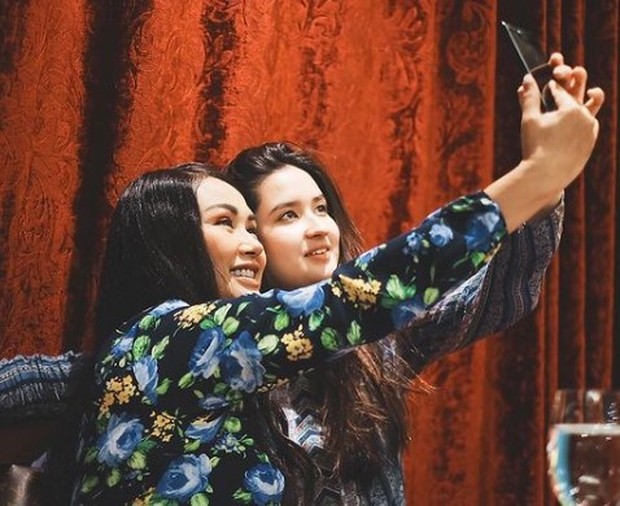 Titi dan Stephanie mengenakan pakaian bermotif