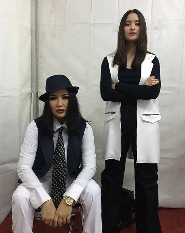 Titi DJ dan Stephanie Poetri mengenakan outfit bernuansa maskulin berwarna hitam dan putih