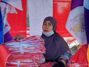 Kerja Keras Titin: Jual Bendera, Nanas, dan Cendol Sekaligus