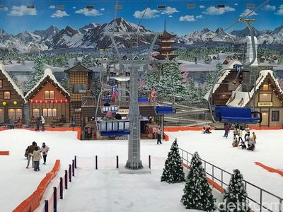 Sukacita Pengunjung Trans Snow World Surabaya