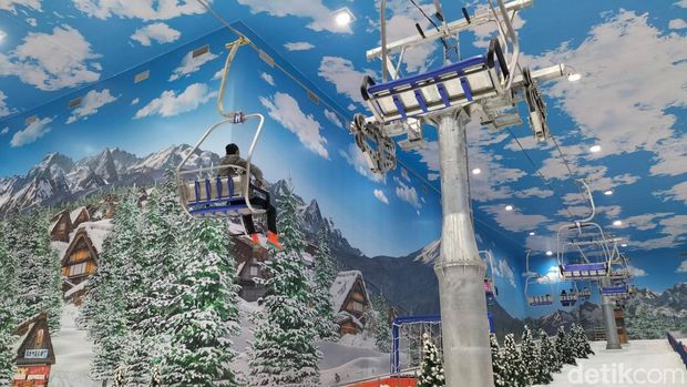 Trans Snow World Surabaya dibuka mulai hari ini, Jumat (5/8/2022). Banyak pengunjung yang langsung menikmati serunya wahana ini.