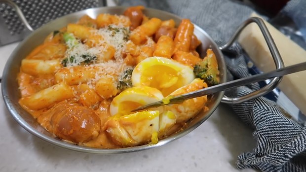 Korea sering memasukkan unsur budaya dalam karya mereka, mulai dari film hingga MV K-Pop.