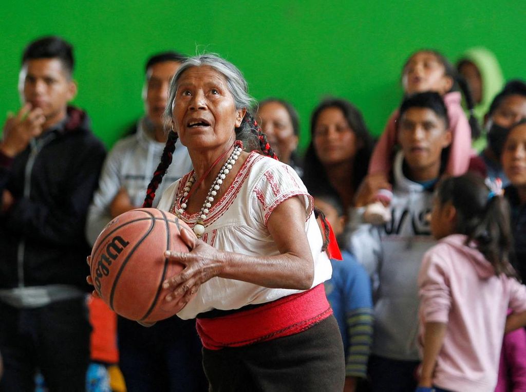 Viral Aksi Lansia 71 Tahun Bermain Basket Dijuluki Nenek Jordan