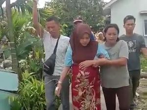 Ibu Hamil Ini Harus Naik Perahu saat Mau Melahirkan