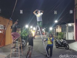 Sambut HUT RI, Warga Gresik Hiasi Kampung dengan Damar Kurung