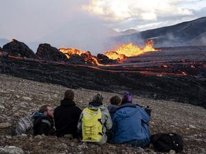 Sensasi Nonton Erupsi Gunung dari Dekat ala Wisatawan Islandia Sensasi Nonton Erupsi Gunung dari Dekat ala Wisatawan Islandia