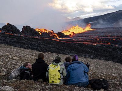 Sensasi Nonton Erupsi Gunung dari Dekat ala Wisatawan Islandia