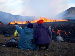 Erupsi Gunung Fagradalsfjall di Islandia Jadi Tontonan Bak Pertunjukan Erupsi Gunung Fagradalsfjall di Islandia Jadi Tontonan Bak Pertunjukan