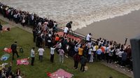 Hobi Warga China Berburu Gelombang Pasang di Sungai Qiantang