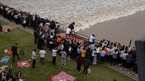 Hobi Warga China Berburu Gelombang Pasang di Sungai Qiantang