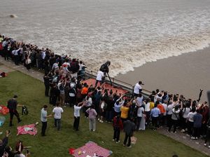 Hobi Warga China Berburu Gelombang Pasang di Sungai Qiantang