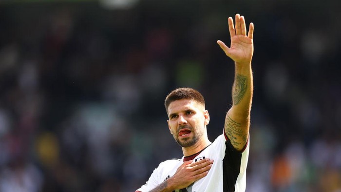 LONDON, ENGLAND - AUGUST 06:  Aleksandar Mitrovic of Fulham acknowledges the fans after the Premier League match between Fulham FC and Liverpool FC at Craven Cottage on August 6, 2022 in London, United Kingdom. (Photo by Jacques Feeney/Offside/Offside via Getty Images)