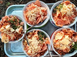 Dijajakan Pagi hingga Malam, Bubur Ayam Kaki Lima Jadi Favorit