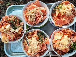 Dijajakan Pagi hingga Malam, Bubur Ayam Kaki Lima Jadi Favorit Dijajakan Pagi hingga Malam, Bubur Ayam Kaki Lima Jadi Favorit