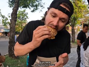 Kunjungi Cirebon, Bule Amerika Ini Jajan Serabi di Pinggir Jalan