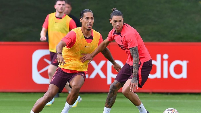KIRKBY, ENGLAND - AUGUST 04: (THE SUN OUT. THE SUN ON SUNDAY OUT) Darwin Nunez of Liverpool with Virgil van Dijk of Liverpool during a training session at AXA Training Centre on August 04, 2022 in Kirkby, England. (Photo by John Powell/Liverpool FC via Getty Images)