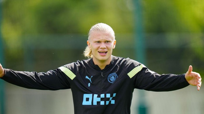 MANCHESTER, ENGLAND - AUGUST 03: Manchester Citys Erling Haaland in action during training at Manchester City Football Academy on August 3, 2022 in Manchester, England. (Photo by Tom Flathers/Manchester City FC via Getty Images)