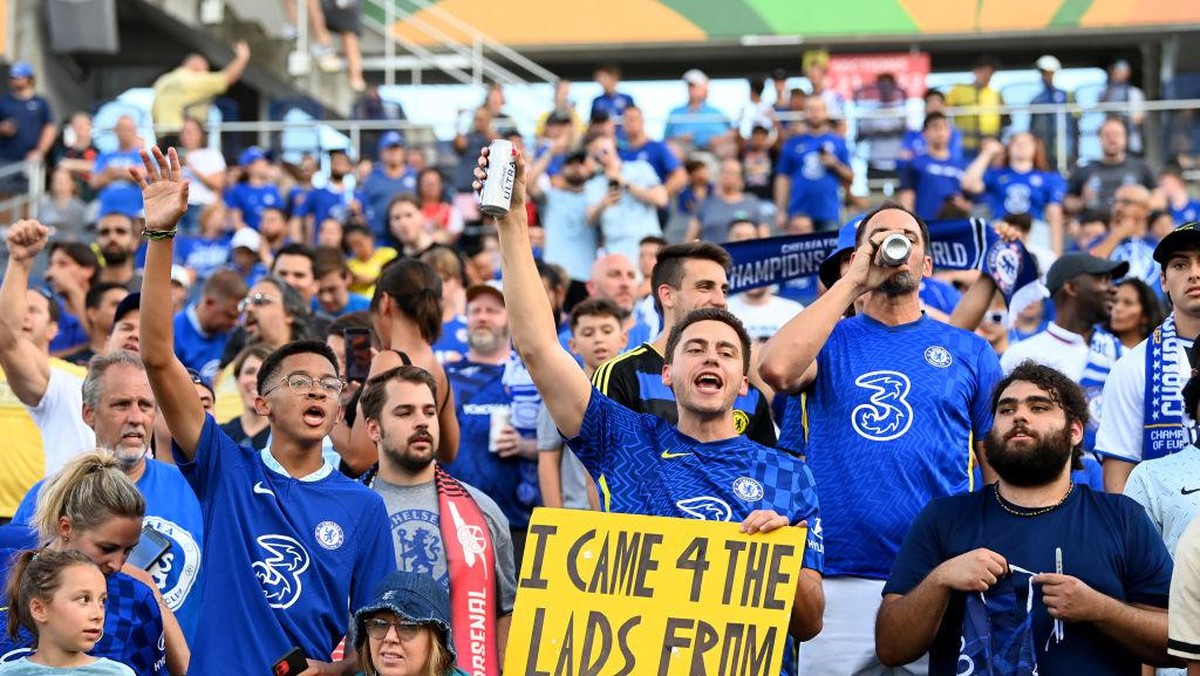 Fans Chelsea diminta bersabar melihat performa tim musim ini (Chelsea FC via Getty Images/Darren Walsh)