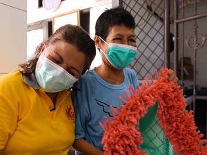 Sempat Dicekik Hingga Dipukul, Ferra Manajang Tak Lelah Merawat ODGJ