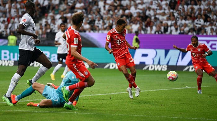 05 August 2022, Hessen, Frankfurt/Main: Soccer: Bundesliga, Eintracht Frankfurt - FC Bayern München, Matchday 1, Deutsche Bank Park. Munichs Jamal Musiala (2nd from right) scores the goal for 4:0. Photo: Arne Dedert/dpa - IMPORTANT NOTE: In accordance with the requirements of the DFL Deutsche Fußball Liga and the DFB Deutscher Fußball-Bund, it is prohibited to use or have used photographs taken in the stadium and/or of the match in the form of sequence pictures and/or video-like photo series. (Photo by Arne Dedert/picture alliance via Getty Images)