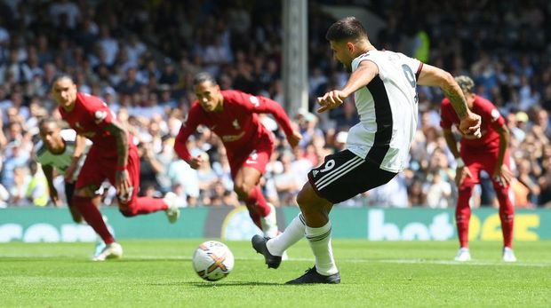LONDON, ENGLAND - AUGUST 06: Aleksandar Mitrovic of Fulham scores their side's second goal from a penalty during the Premier League match between Fulham FC and Liverpool FC at Craven Cottage on August 06, 2022 in London, England. (Photo by Mike Hewitt/Getty Images)