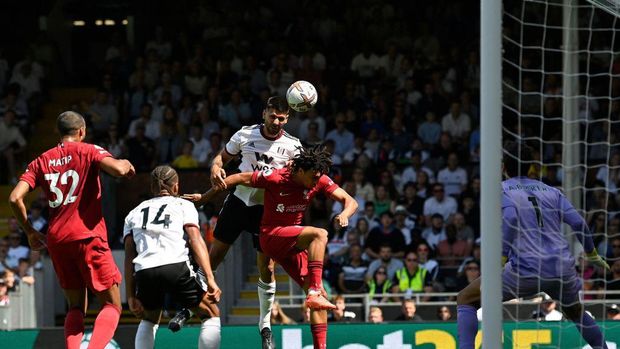Fulham's Serbian striker Aleksandar Mitrovic (C) heads home the opening goal of the English Premier League football match between Fulham and Liverpool at Craven Cottage in London on August 6, 2022. - RESTRICTED TO EDITORIAL USE. No use with unauthorized audio, video, data, fixture lists, club/league logos or 'live' services. Online in-match use limited to 120 images. An additional 40 images may be used in extra time. No video emulation. Social media in-match use limited to 120 images. An additional 40 images may be used in extra time. No use in betting publications, games or single club/league/player publications. (Photo by JUSTIN TALLIS / AFP) / RESTRICTED TO EDITORIAL USE. No use with unauthorized audio, video, data, fixture lists, club/league logos or 'live' services. Online in-match use limited to 120 images. An additional 40 images may be used in extra time. No video emulation. Social media in-match use limited to 120 images. An additional 40 images may be used in extra time. No use in betting publications, games or single club/league/player publications. / RESTRICTED TO EDITORIAL USE. No use with unauthorized audio, video, data, fixture lists, club/league logos or 'live' services. Online in-match use limited to 120 images. An additional 40 images may be used in extra time. No video emulation. Social media in-match use limited to 120 images. An additional 40 images may be used in extra time. No use in betting publications, games or single club/league/player publications. (Photo by JUSTIN TALLIS/AFP via Getty Images)