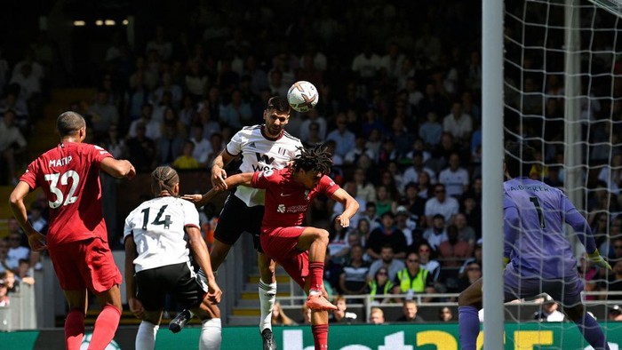 Fulhams Serbian striker Aleksandar Mitrovic (C) heads home the opening goal of the English Premier League football match between Fulham and Liverpool at Craven Cottage in London on August 6, 2022. - RESTRICTED TO EDITORIAL USE. No use with unauthorized audio, video, data, fixture lists, club/league logos or live services. Online in-match use limited to 120 images. An additional 40 images may be used in extra time. No video emulation. Social media in-match use limited to 120 images. An additional 40 images may be used in extra time. No use in betting publications, games or single club/league/player publications. (Photo by JUSTIN TALLIS / AFP) / RESTRICTED TO EDITORIAL USE. No use with unauthorized audio, video, data, fixture lists, club/league logos or live services. Online in-match use limited to 120 images. An additional 40 images may be used in extra time. No video emulation. Social media in-match use limited to 120 images. An additional 40 images may be used in extra time. No use in betting publications, games or single club/league/player publications. / RESTRICTED TO EDITORIAL USE. No use with unauthorized audio, video, data, fixture lists, club/league logos or live services. Online in-match use limited to 120 images. An additional 40 images may be used in extra time. No video emulation. Social media in-match use limited to 120 images. An additional 40 images may be used in extra time. No use in betting publications, games or single club/league/player publications. (Photo by JUSTIN TALLIS/AFP via Getty Images)