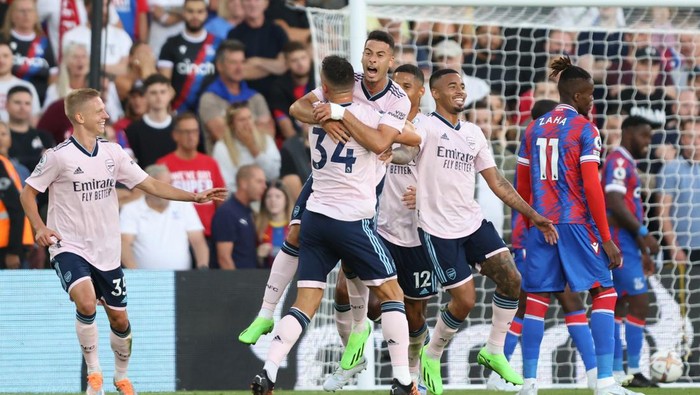 LONDON, ENGLAND - AUGUST 05:  Gabriel Martinelli of Arsenal celebrates scoring the opening goal with Granit Xhaka and Oleksandr Zinchenko of Arsenal during the Premier League match between Crystal Palace and Arsenal FC at Selhurst Park on August 5, 2022 in London, United Kingdom. (Photo by Marc Atkins/Getty Images)