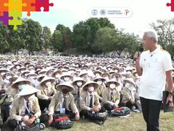 Ganjar Disambut Poster Wadas Melawan Saat Orasi di UGM