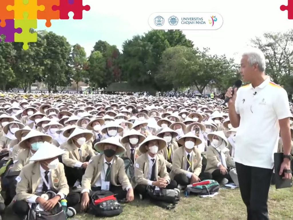 Ganjar Disambut Poster Wadas Melawan Saat Orasi di UGM Ganjar Disambut Poster Wadas Melawan Saat Orasi di UGM