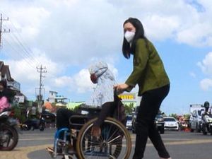 Kisah Parmi Penumbuk Melinjo Berjuang dari Atas Kursi Roda, Mari Bantu!