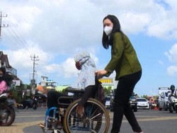 Kisah Parmi Penumbuk Melinjo Berjuang dari Atas Kursi Roda, Mari Bantu!