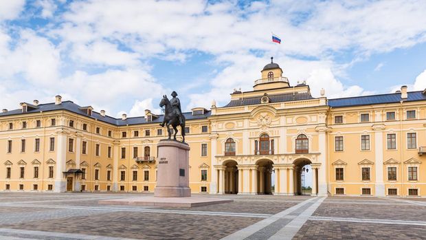 St. Petersburg, Russia –August 18, 2017: Konstantinovsky Palace and the monument to Peter the Great in Strelna. Now it is the State Complex The National Congress Palace