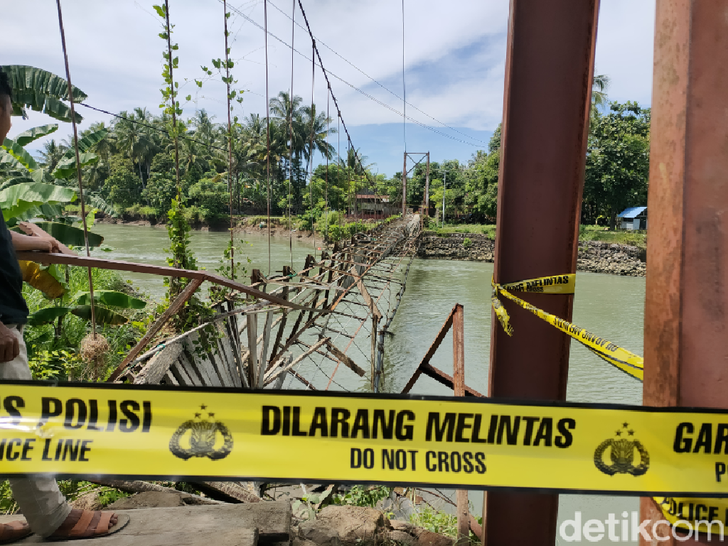 Melihat Lebih Dekat Jembatan yang Putus di Bone saat 31 Orang Melintas