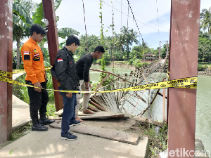 Warga di Bone Sewa Perahu Seberangi Sungai Usai Jembatan Gantung Putus