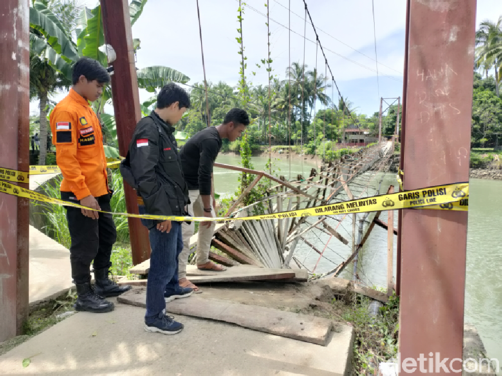 Jembatan Gantung di Bone Putus, 3 Desa Terisolir Jembatan Gantung di Bone Putus, 3 Desa Terisolir