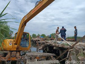 Dilewati Ekskavator, Jembatan Desa Tanjung Rejo Ambruk