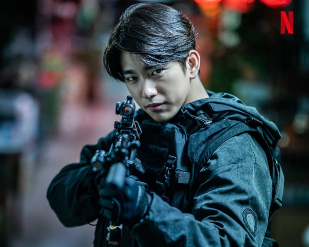 Jin Young GOT7 memerankan karakter Jeong Dae/twitter.com/NetflixKR Aktor yang juga seorang idol ini berperan sebagai Jeong Dae, agen termuda dalam Black Ops