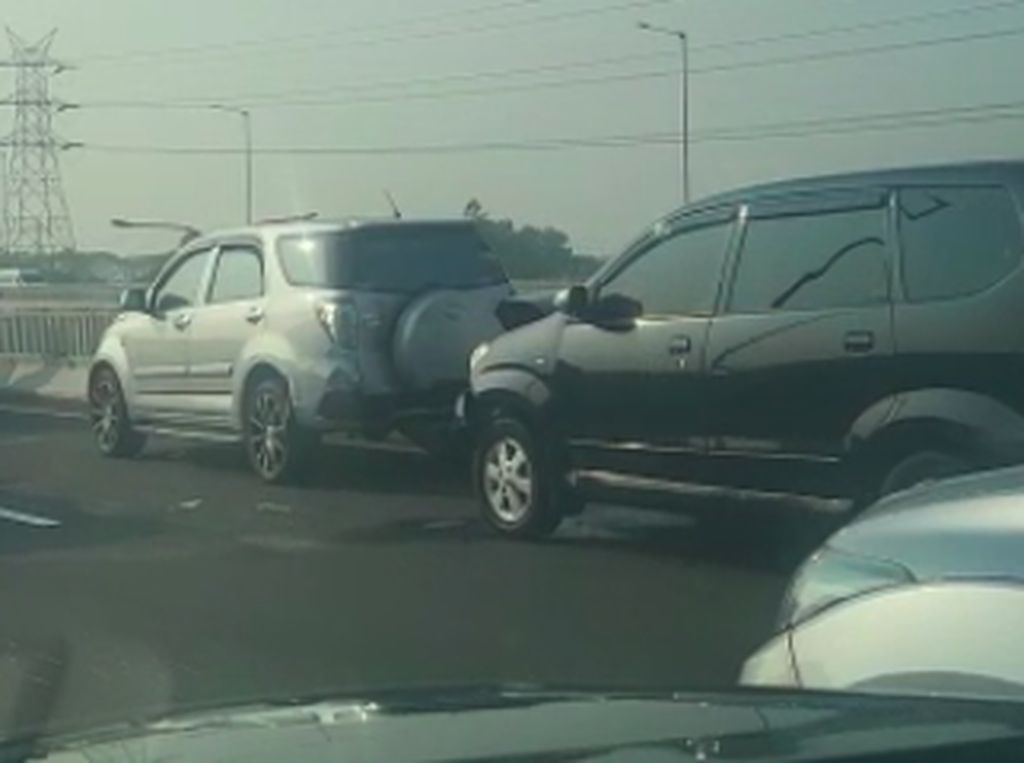 6 Mobil Kecelakaan Beruntun di Tol Layang MBZ, Lalin ke Cikampek Macet