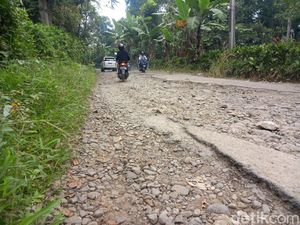 Jalur Alternatif ke Area Wisata Ciater Subang Rusak Parah!