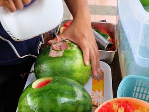 Kreatif! Cara Penjual Ini Sajikan Es Semangka Bikin Ngiler