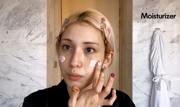 Langkah ketujuh adalah menggunakan moisturizer karena kulit So Mi sangat kering/ Foto: Channel Youtube Vogue Hampir selesai dengan morning skincare routinenya, So Mi melanjutkan dengan menggunakan moisturizer karena kulitnya sangat kering
