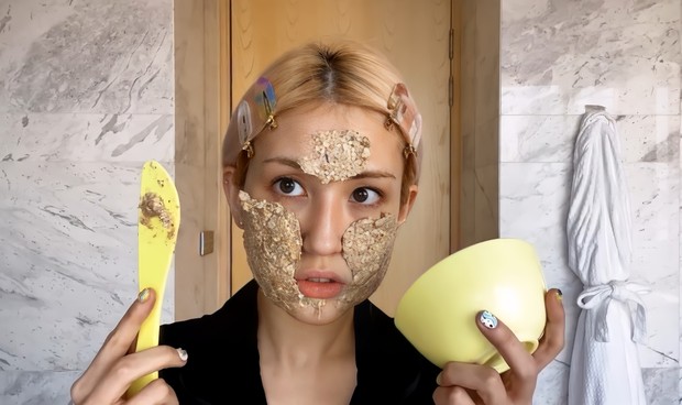 Langkah pertama dari morning skincare routine So Mi adalah memakai masker wajah buatan sendiri/ Foto: Channel Youtube Vogue Memulai rangkaian skincare pagi harinya, Jeon So Mi menggunakan masker wajah buatannya sendiri yang terdiri dari oatmeal, bubuk almond, dan mushy banana.