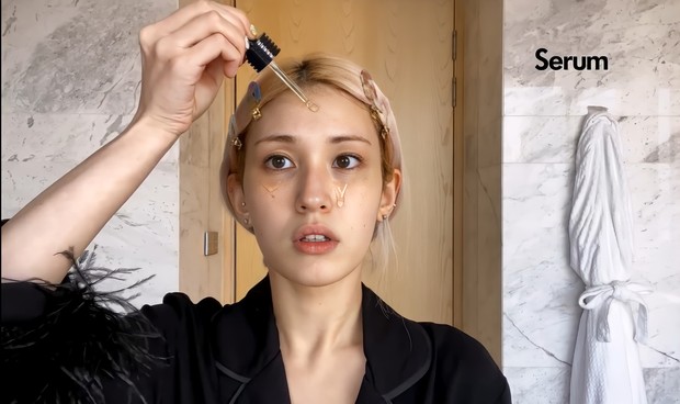 Langkah selanjutnya dari morning skincare routine So Mi adalah mengaplikasikan serum/ Foto: Channel Youtube Vogue Setelah menggunakan toner, So Mi melanjutkan tahapan rangkaian skincare selanjutnya yaitu memakai serum