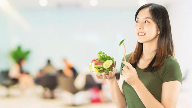 Makan makanan sehat/Foto:Freepik.com/Jcomp