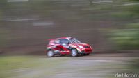 Melihat Adu Kebut Pebalap di Kejurnas Danau Toba Rally 2022