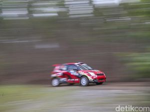Melihat Adu Kebut Pebalap di Kejurnas Danau Toba Rally 2022
