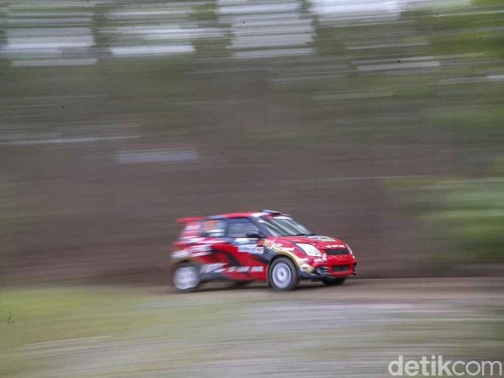 Melihat Adu Kebut Pebalap di Kejurnas Danau Toba Rally 2022 Melihat Adu Kebut Pebalap di Kejurnas Danau Toba Rally 2022