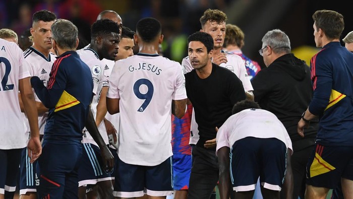 LONDON, ENGLAND - AUGUST 05: Mikel Arteta the Arsenal Manager talks to his players during the Premier League match between Crystal Palace and Arsenal FC at Selhurst Park on August 05, 2022 in London, England. (Photo by David Price/Arsenal FC via Getty Images)