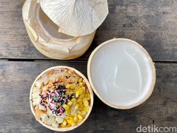 Nyegerin! Jajan Es Krim Kelapa dan Puding Kelapa di Food Street PIK
